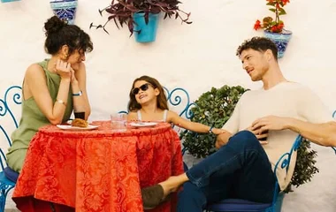 Groupe de personnes en train de manger