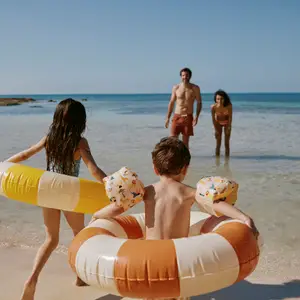 familia em praia paradisiaca