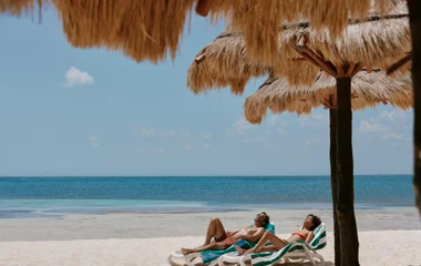 Pareja tomando el sol en la playa.