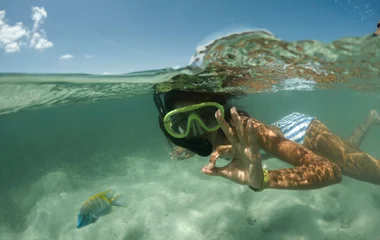 Praia paradisíaca em Cancún com águas turquesa e mergulhadora de snorkel