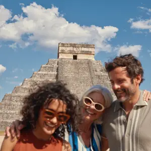 Duas mulheres e um homem aproveitando um passeio em um sítio arqueológico em Cancún