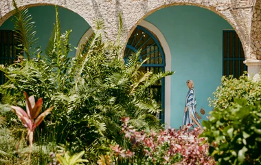 Cancún'da dolaşan kadın