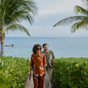 Pareja de hombre y mujer en la playa.