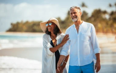 Pareja de adultos mayores felices en la playa.