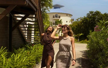 Dos mujeres caminando por el resort en Martinica.