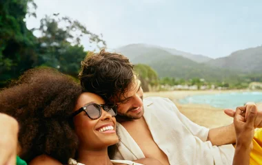 Pareja en la playa cerca del resort.