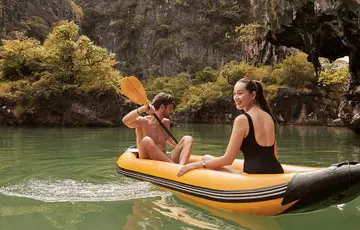 couple kayaking