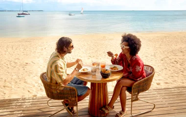 Pareja en la mesa del restaurante de Club Med.