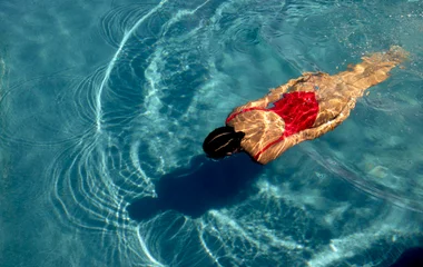 Femme qui se baigne dans une piscine à l'île Maurice