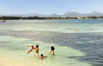 Famille dans l'eau à l'Île Maurice