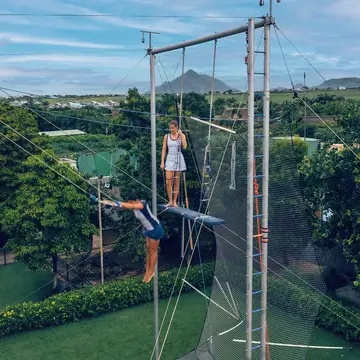 Escola de Trapézio Voador com atividades de circo