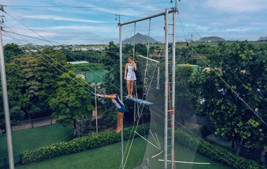 Mujer en clase de trapecio volador.