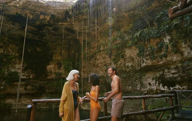 3 personnes dans un cenote