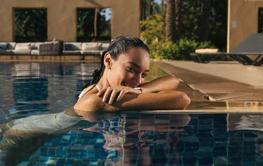 Femme se baignant dans la piscine du Resort Club Med Marrakech La Palmeraie