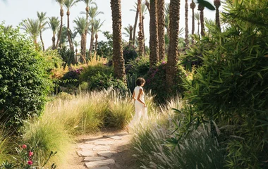 Femme qui se balade en pleine nature à Marrakech