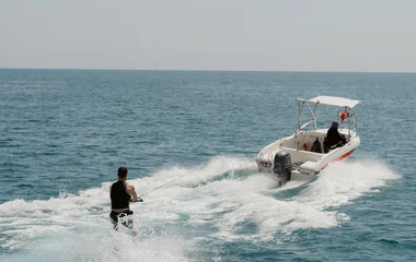 Hombre practicando wakeboard.
