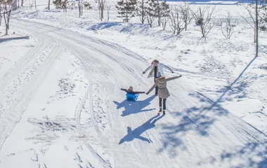 Niño deslizando por la nieve.