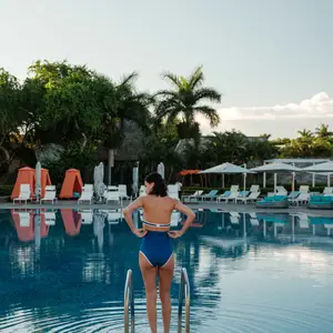 Femme au bord de la piscine à Albion
