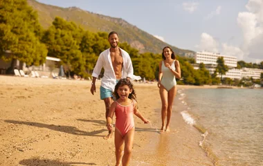 Famille au bord de la plage à Gregolimano en Grèce