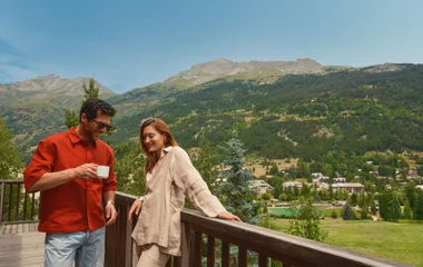 Pareja en el balcón de la suite.