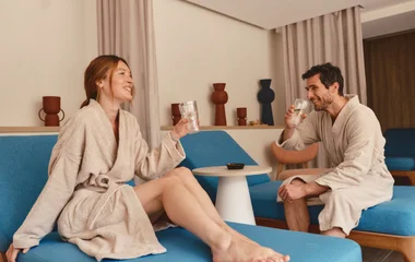 Casal feliz em um espaço de relaxamento.
