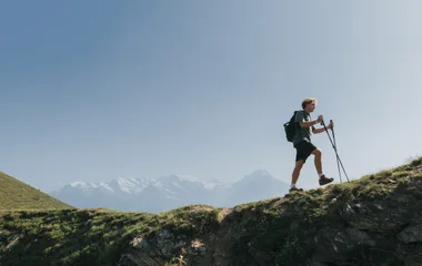 randonnée en couple dans les Alpes