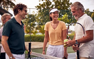 Familie auf dem Tennisplatz