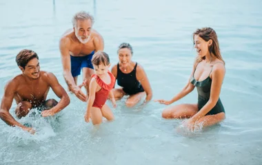 Familie im Wasser