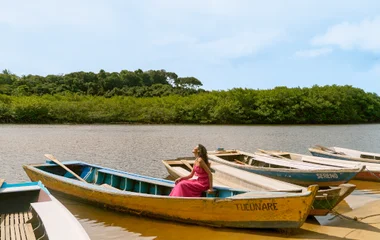 mulher sentada em barco