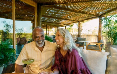 Casal brinda com coquetel no bar de Trancoso