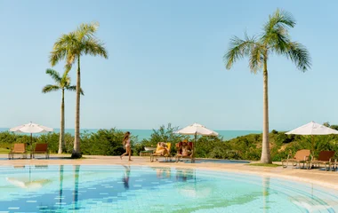 Família com crianças aproveitando a piscina em resort all inclusive na Bahia.