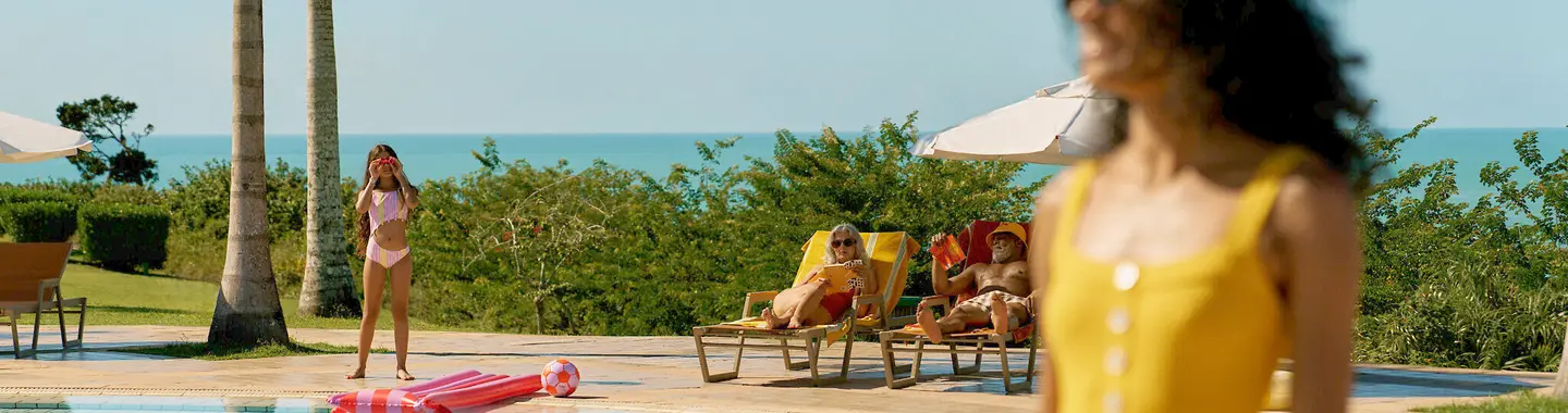 Família aproveitando um dia na piscina