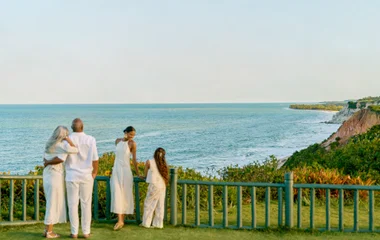 Família andando nas falésias