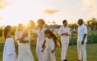 Família reunida em fest temática no Club Med Trancoso.