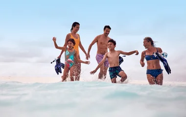 Familie läuft durchs Wasser