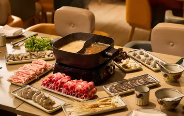 Mesa com churrasco coreano.