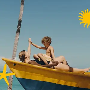 Mãe e filho brincam num barquinho