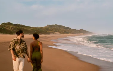 Couple au bord de la plage en Afrique du Sud