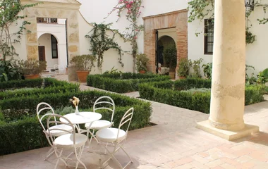 Quartier coloré de Juderia à Cordoue en Espagne