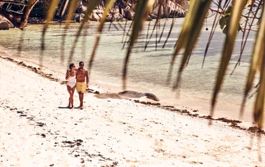 Couple au bord de la plage