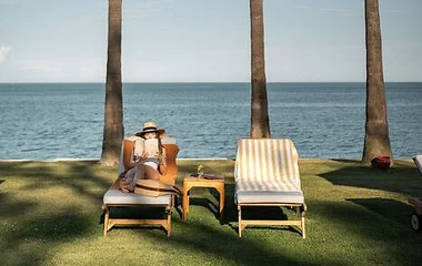 Femme en train de lire sur un transat en Turquie