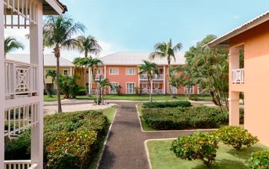 Club Med Punta Cana com arquitetura sofisticada e harmonizando com os jardins naturais em volta.