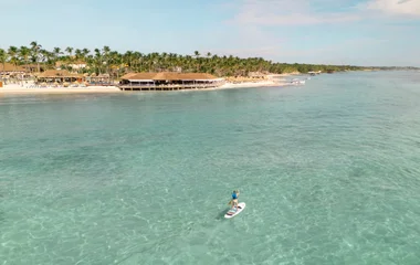 Persona practicando stand up paddle.