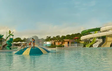 Niños jugando el la piscina.
