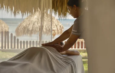 Mujer recibiendo masaje en las espaldas.