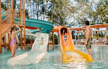 Família no parque aquático.