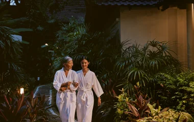 Duas mulheres caminhando pelo spa.