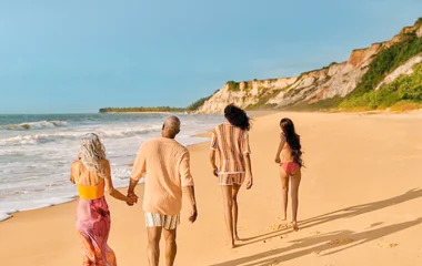 pareja en Trancoso camino hacia la playa