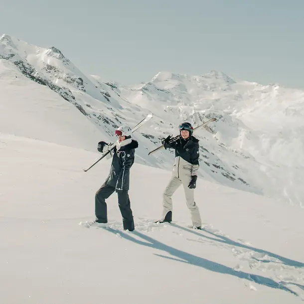 Skidåkare på toppen av Alperna