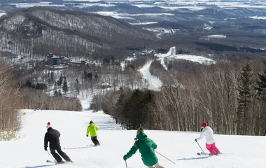 Pessoas esquiando no Japão.